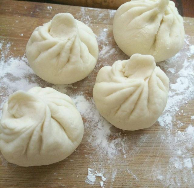 怎样做出又香又软的包子?皮薄馅多的酱肉包子,一个2块真不算贵