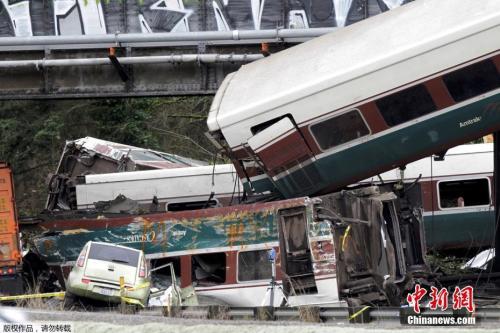 当地时间12月18日，美国全国铁路客运公司一列客车在华盛顿州塔科马以南脱轨，造成数十人死伤。