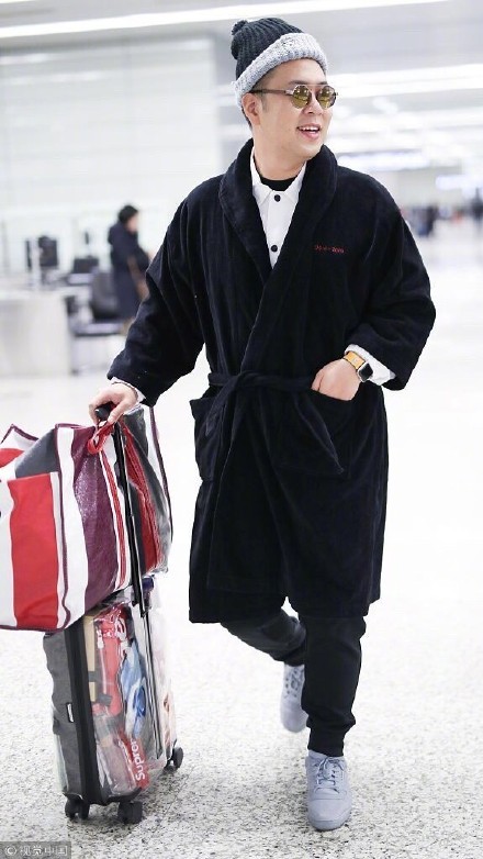 杜海涛拿编织袋穿睡衣走机场 却被郭敬明助理抢镜了