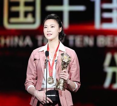 惠若琪当选劳伦斯“最具人气女运动员” 带父母领奖