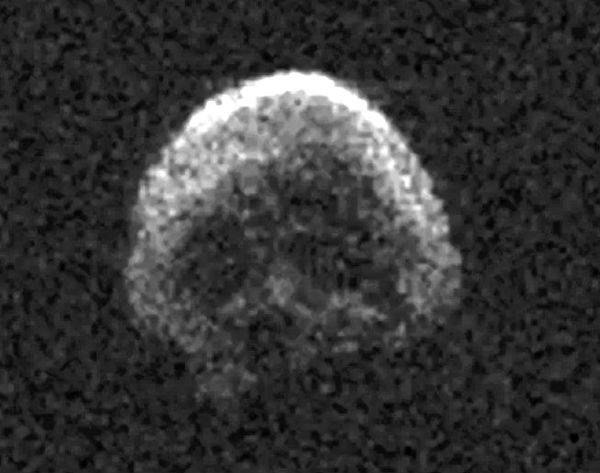 2015年飞掠地球后 骷髅头形状小行星明年再来袭