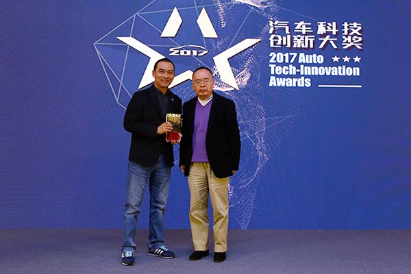 蔚来汽车传播总监 万锐（左）、寰球汽车集团董事长兼CEO 吴迎秋（右）