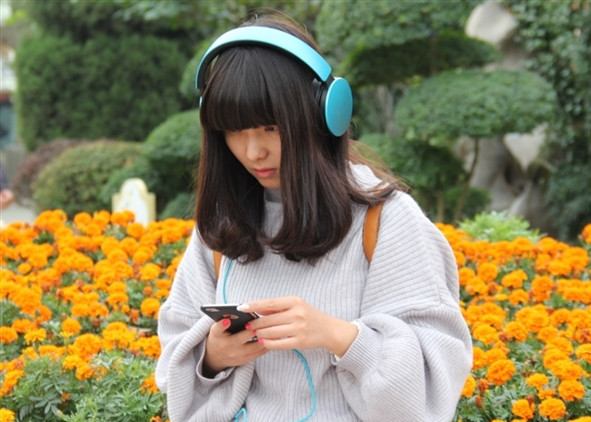 日本发明AI翻译耳机：支持日中英三国语言