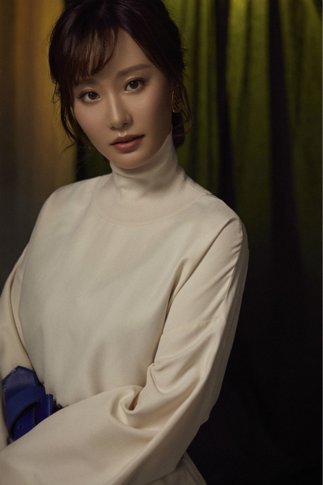 张逗逗曝复古质感写真 光影之间文艺范十足 张逗逗曝复古质感写真 光影之间文艺范十足