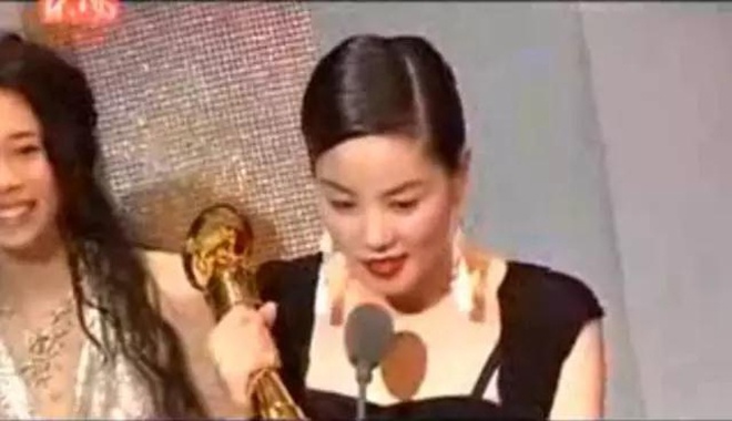 2004年金曲奖,王菲拿到了最佳国语女演唱人奖.