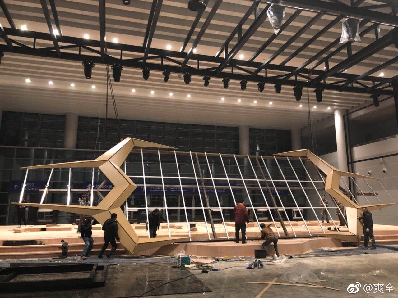 Snake分享重庆主场照片 疯狂赶工中_esports电