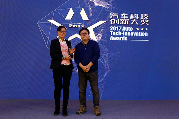 安吉星信息服务有限公司规划发展部总监 俞陶冶（左）、《新京报》主编 韩笑（右）