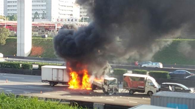 台湾高速公路6车连环追撞 致3人死亡