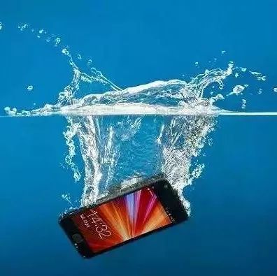 一图丨“防水手机”能泡在水里用么？真相竟是……