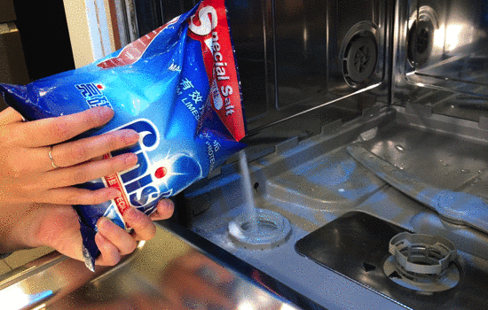 脏盘子堆着懒得洗？学会这一招，不用动手餐具自动变干净