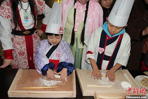 资料图：冬至来临之际，众多小朋友聚集西安博物院体验包饺子的过程，感受传统节日的氛围。阿琳娜摄