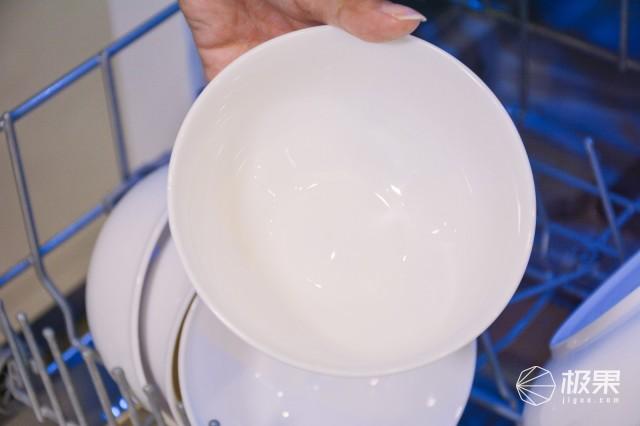 脏盘子堆着懒得洗？学会这一招，不用动手餐具自动变干净