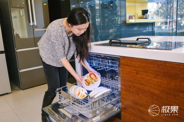 脏盘子堆着懒得洗？学会这一招，不用动手餐具自动变干净