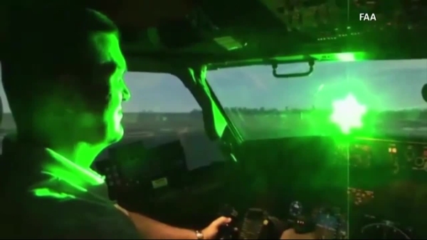 民航安检安保周报:英国将对激光照射飞机行为