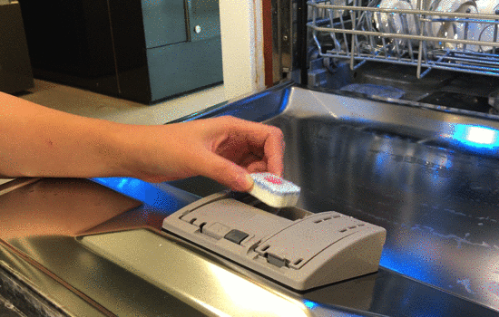 脏盘子堆着懒得洗？学会这一招，不用动手餐具自动变干净