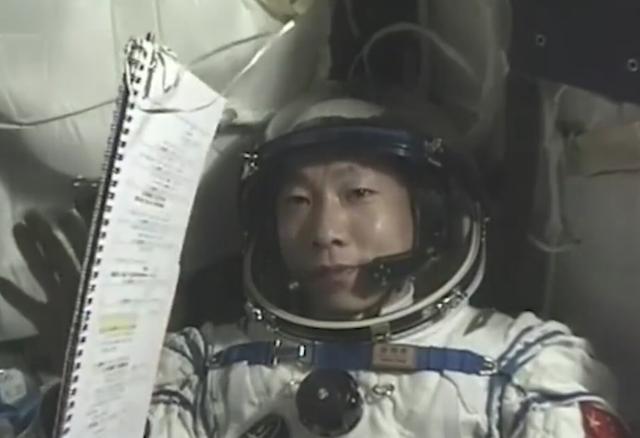 我国第一位宇航员杨利伟上太空时为啥带只手枪?看完恍然大悟!