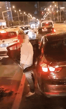 三亚一男子等红绿灯期间,竟下车脱掉裤子……当!