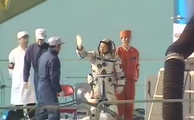 我国第一位宇航员杨利伟上太空时为啥带只手枪?看完恍然大悟!