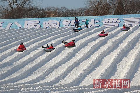 记者从陶然亭公园了解到,此次嘉年华除戏雪乐园,大雪山滑雪场等,包括2