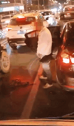 三亚一男子等红绿灯期间,竟下车脱掉裤子……当!