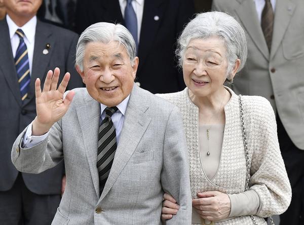 日本天皇寿辰创民众朝贺到访人数之最 安倍出席
