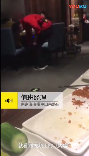 女子嫌倒水慢大闹海底捞:倒10杯水让10个服务员喝掉