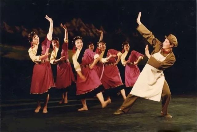 从《芳华》谈70年代部队文工团