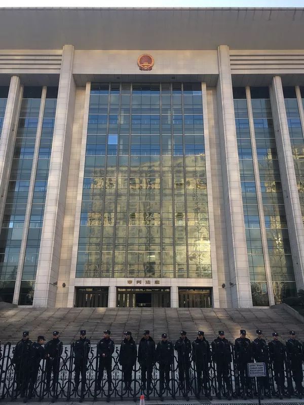 保姆纵火案律师离庭被调查 或被停止执业6到12个月