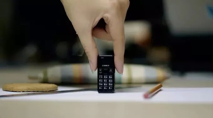 全球最小手机出炉，只有一枚硬币那么小