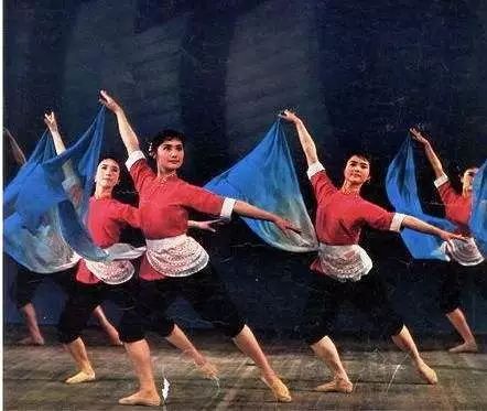 从《芳华》谈70年代部队文工团
