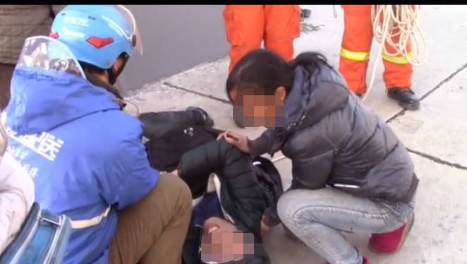男子赌博欠巨债欲轻生 外卖小哥出手将其救下