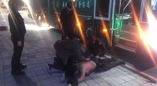 台北大逃杀？50名抗议者被带走 有女子被扯掉上衣