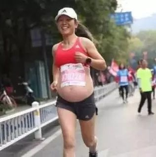 女教师怀孕五个月跑马拉松走红，一般人看看就好…