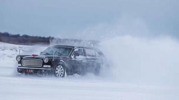 500亿的红旗，土豪拿来雪地漂移，不带话筒也值了!