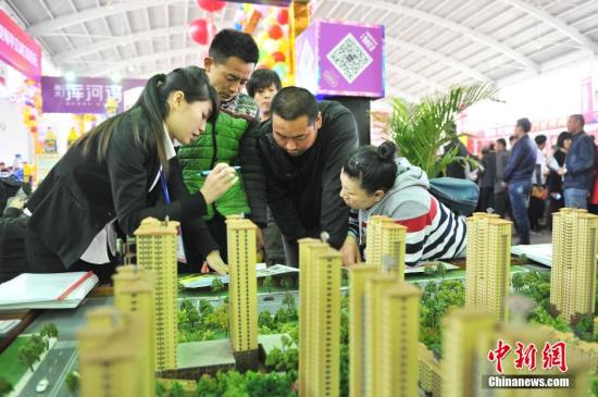 资料图：辽宁省沈阳市，春季房交会现场，销售人员在给市民讲解。孙昊声摄