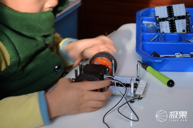 小盖茨机器人L-GATES小创客家庭套装