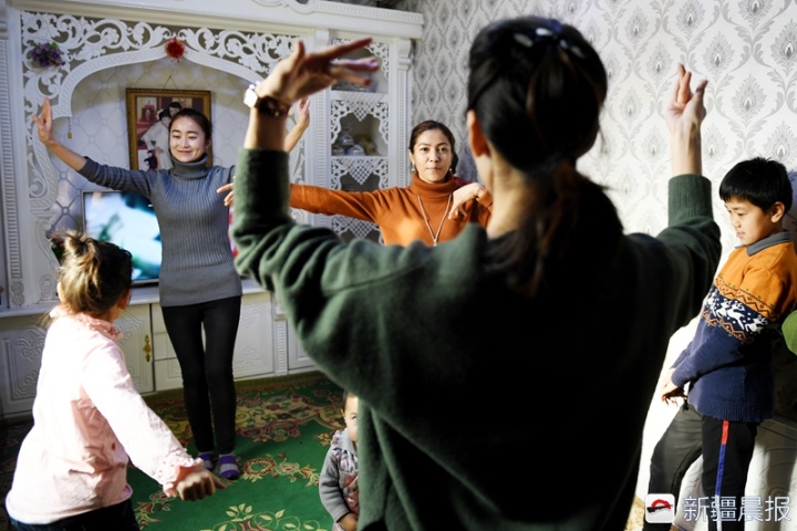吐鲁番市万名教师住家式家访 与学生同吃同住