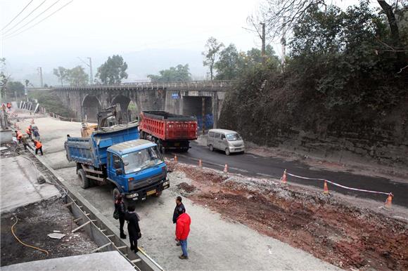 永川双石镇改建坑洼不平的道路 让群众出行更安全