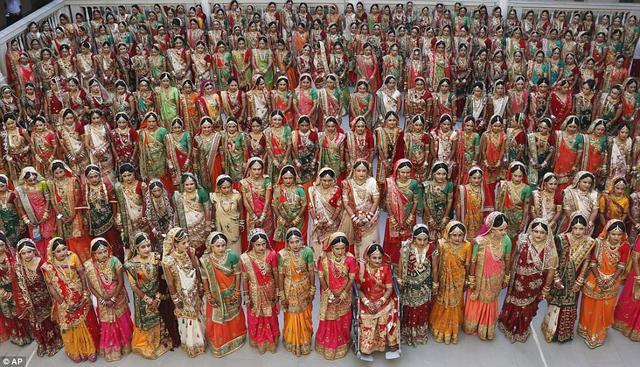 男子为250多个贫穷女孩办婚礼,每个新娘给5万多彩礼