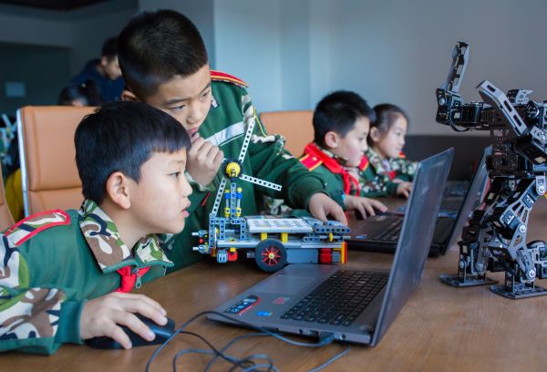 港媒称中国虎妈虎爸让孩子学编程：人工智能时代基本技能