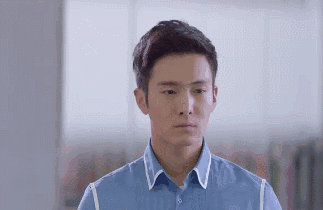 c.手下工作表现不好,他很生气b.得知女主和其他男人在一起,吃醋了a.