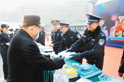 西安警方举办 反恐怖普法宣传活动