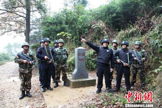 12月28日，广西宁明警方到宁明县峙浪乡中越边界巡逻，加强边界防控。　杨志雄 摄