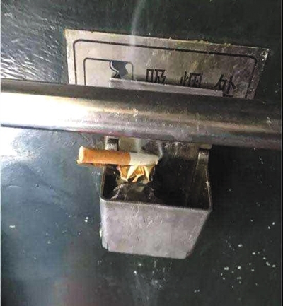 车厢连接处设置的烟灰缸照片作为证据提交法庭。原告供图