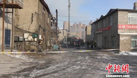 哈尔滨一木材厂喷漆房起火致1人死亡 过火面积约500平米 钟欣 摄