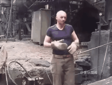 搞笑gif:碰一下熔化金属,几千度高温的液体,他徒手就