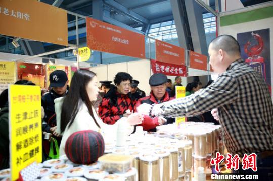 图为台湾客商在给民众介绍台湾姜茶。　朱柳融 摄