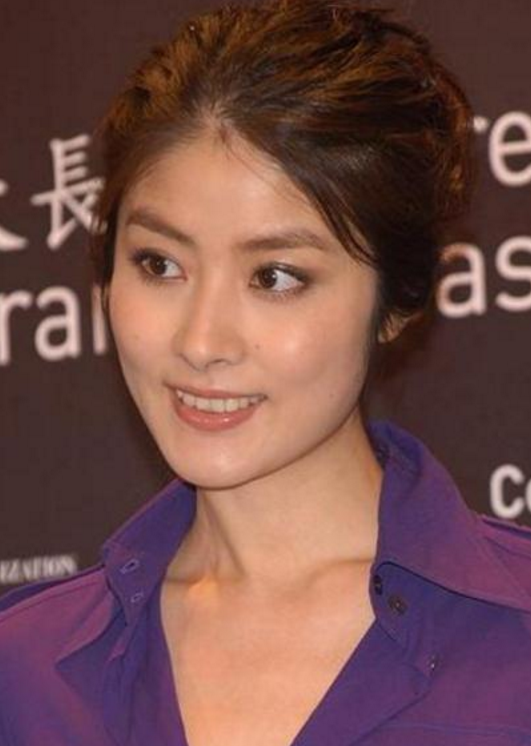 并且陈慧琳还有一位黑帮大哥陈惠敏叔叔撑腰.