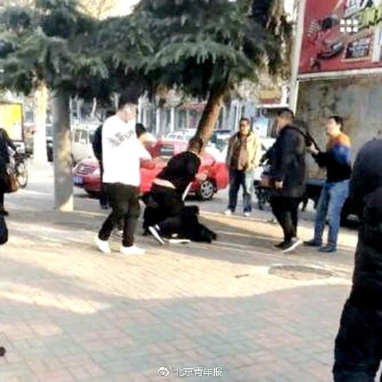 宝马司机殴打环卫工与劝阻者 5名嫌犯均已锁定