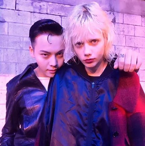 陈伟霆新恋情被扒出,女朋友疑为巴西女模,这比